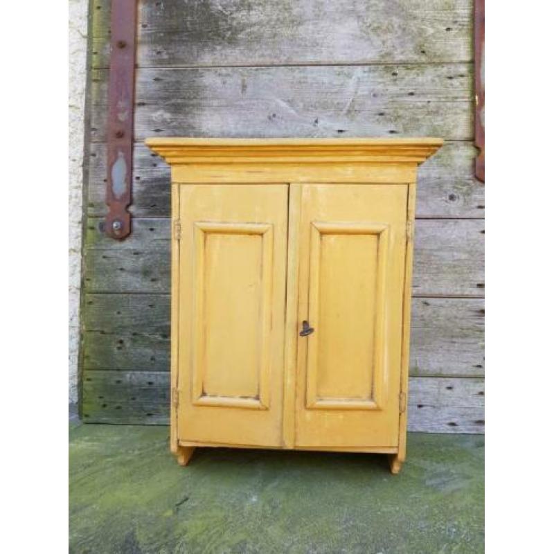 Klein houten wandkastje