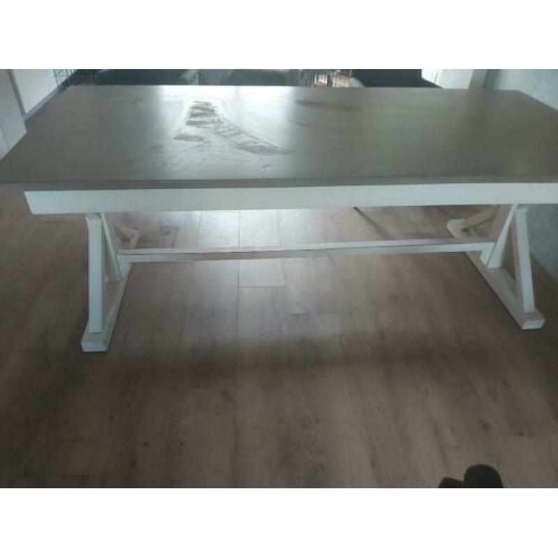 Eettafel met stoelen