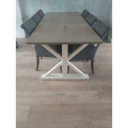 Eettafel met stoelen