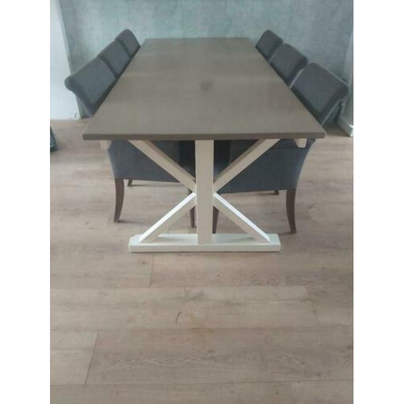 Eettafel met stoelen