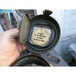 Duits gasmasker met blik en draagriem € 75.00