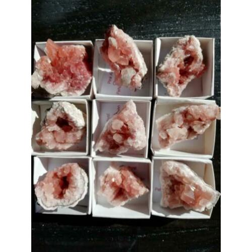 Roze amethist geode in doosje van 43mm