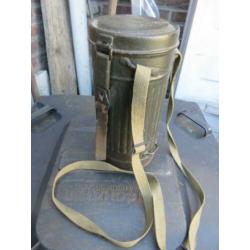 Duits gasmasker met blik en draagriem € 75.00