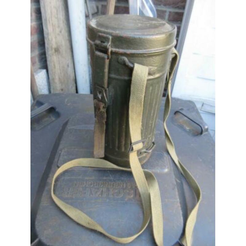 Duits gasmasker met blik en draagriem € 75.00