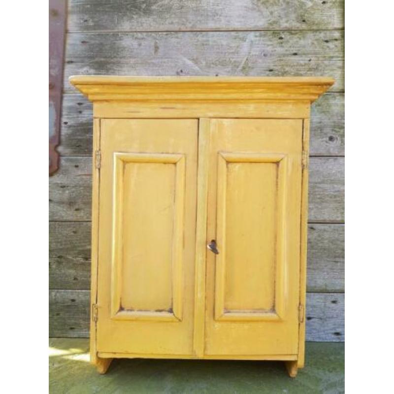 Klein houten wandkastje