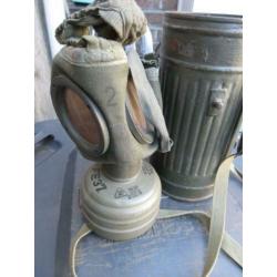 Duits gasmasker met blik en draagriem € 75.00