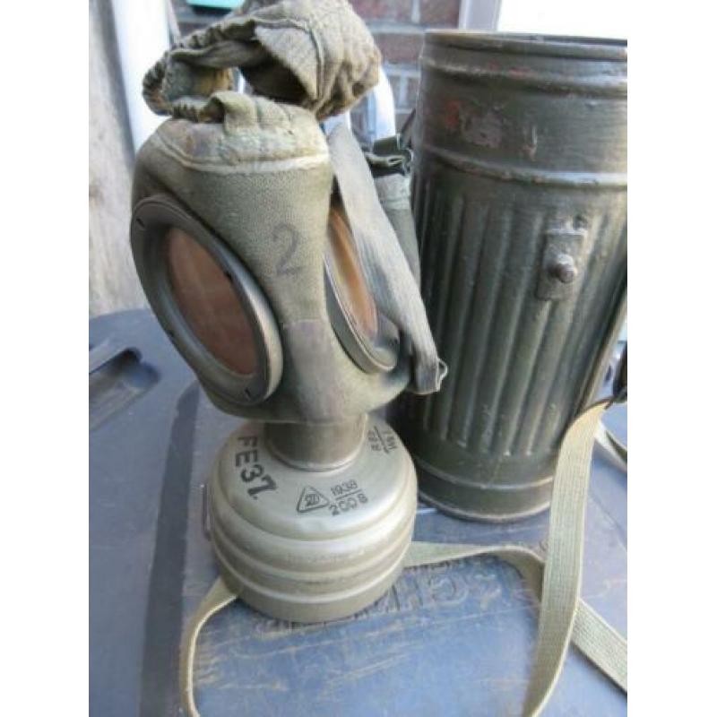 Duits gasmasker met blik en draagriem € 75.00