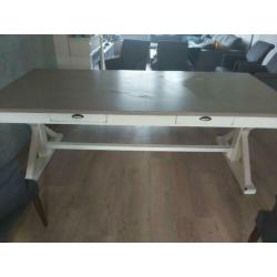 Eettafel met stoelen
