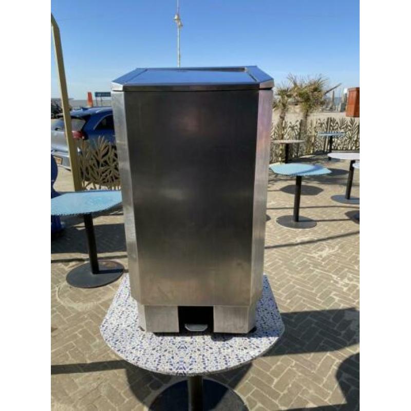 Twee rvs afvalbakken. 120l en 60l. Kunnen nog een ronde mee