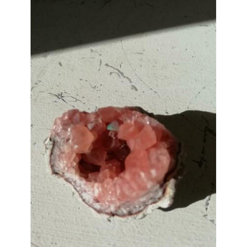 Roze amethist geode in doosje van 43mm