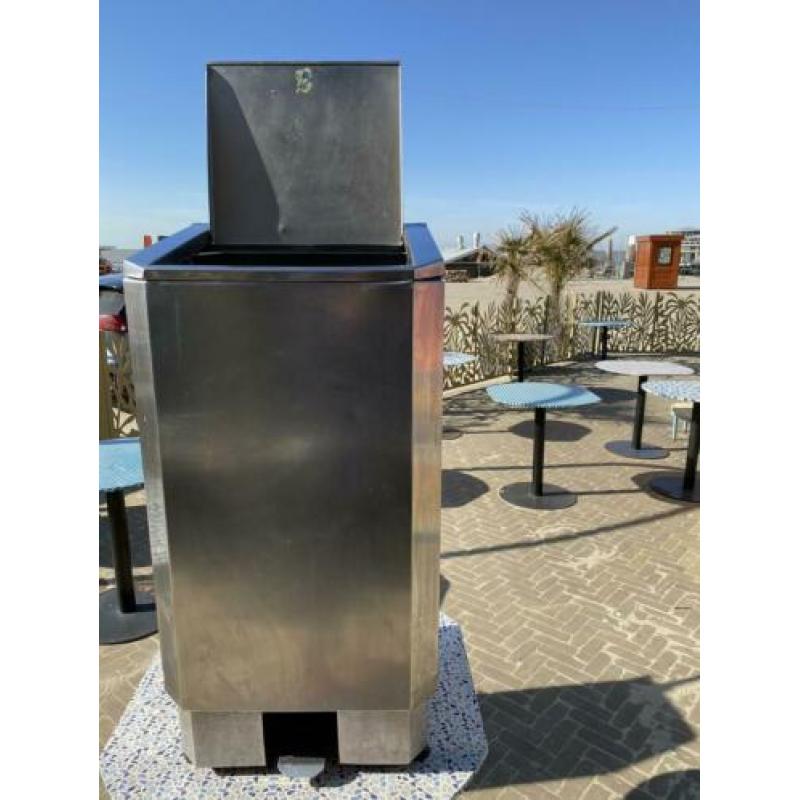 Twee rvs afvalbakken. 120l en 60l. Kunnen nog een ronde mee