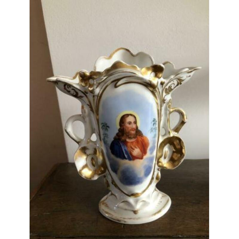 2 antieke religieuze vaasjes / kaststel