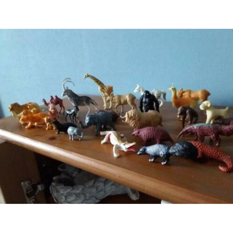 Oude verzameling wilde dieren. giraf is 6 cm