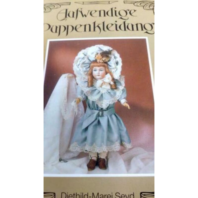 Romantische poppenkleding patronen met hoedjes naaien