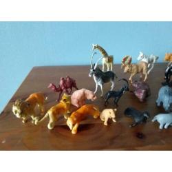 Oude verzameling wilde dieren. giraf is 6 cm