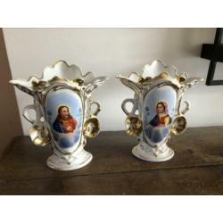 2 antieke religieuze vaasjes / kaststel