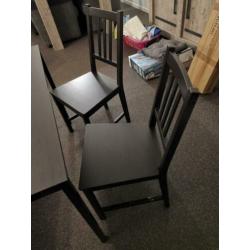 Tafel met stoelen