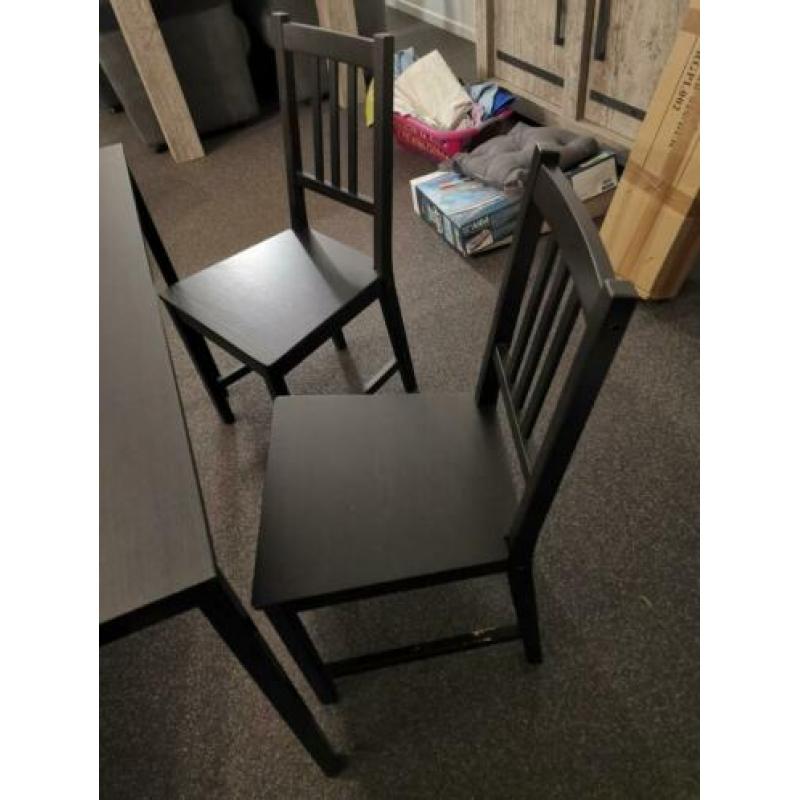 Tafel met stoelen