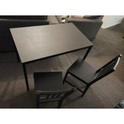 Tafel met stoelen