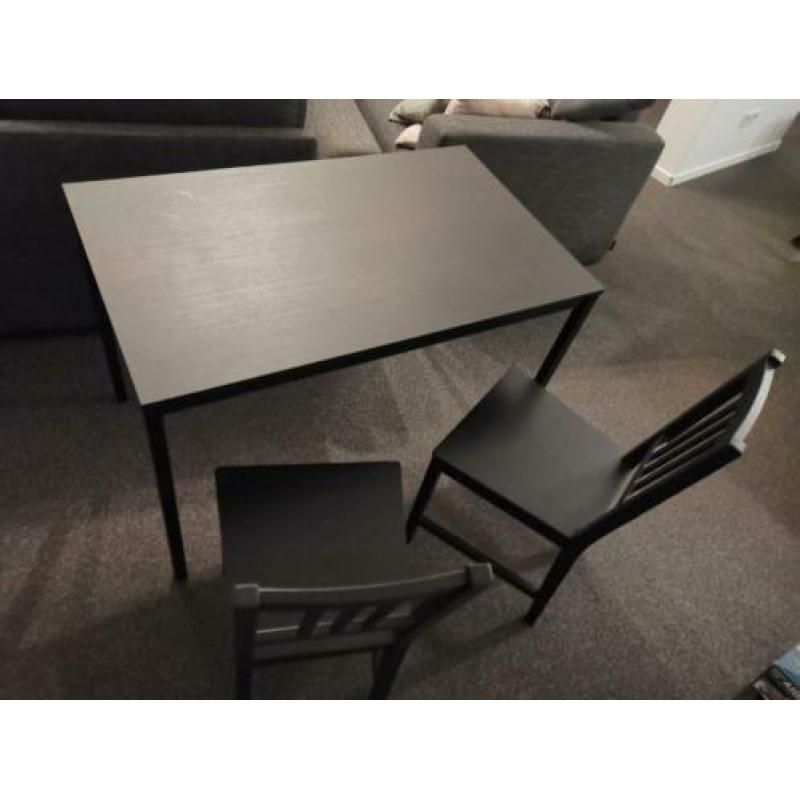 Tafel met stoelen