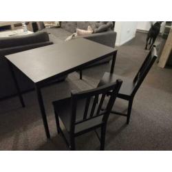 Tafel met stoelen