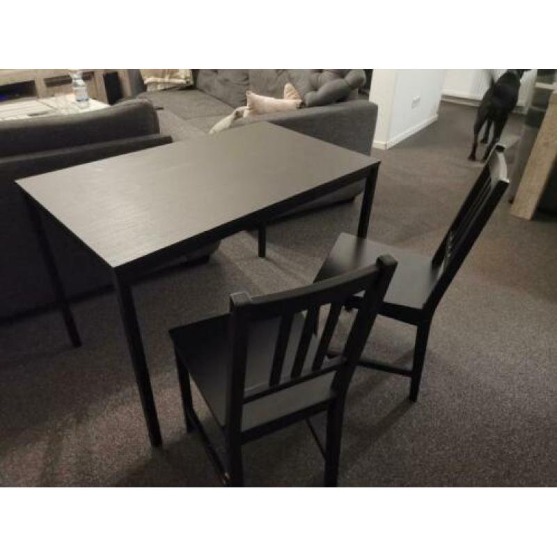 Tafel met stoelen