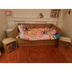 Kajuitbed met bedlade steigerhout