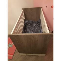 In zeer nette staat commode en ledikant.