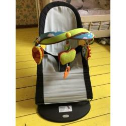 Wipstoel van BabyBjörn, inclusief speelboog van TinyLove