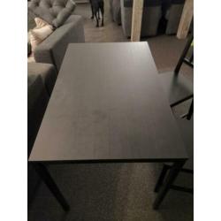 Tafel met stoelen