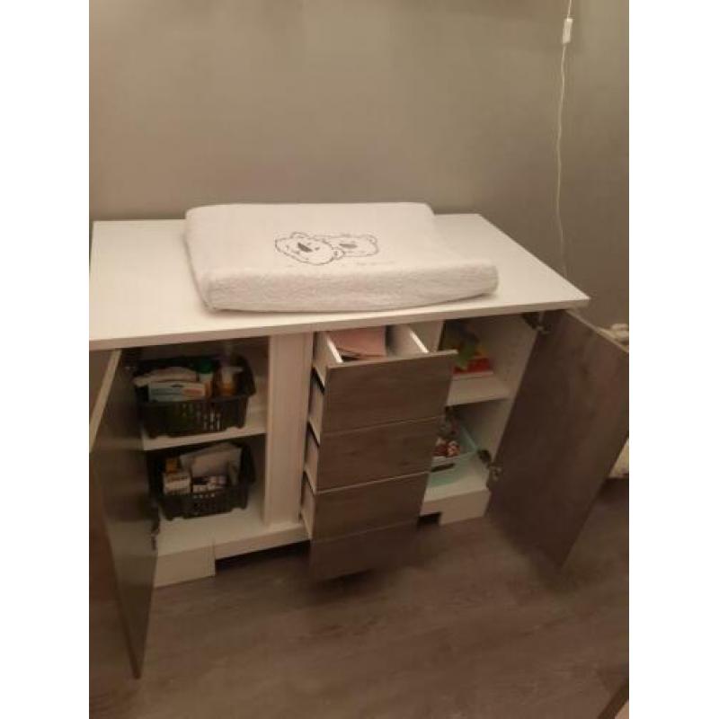 In zeer nette staat commode en ledikant.