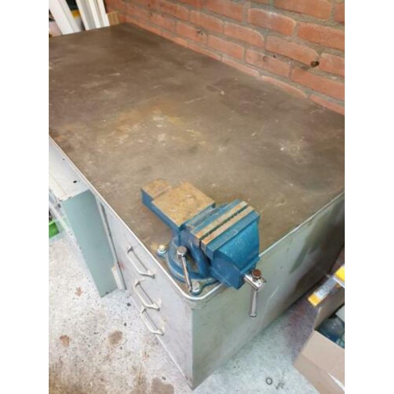 Werkbank met laden + bankschroef