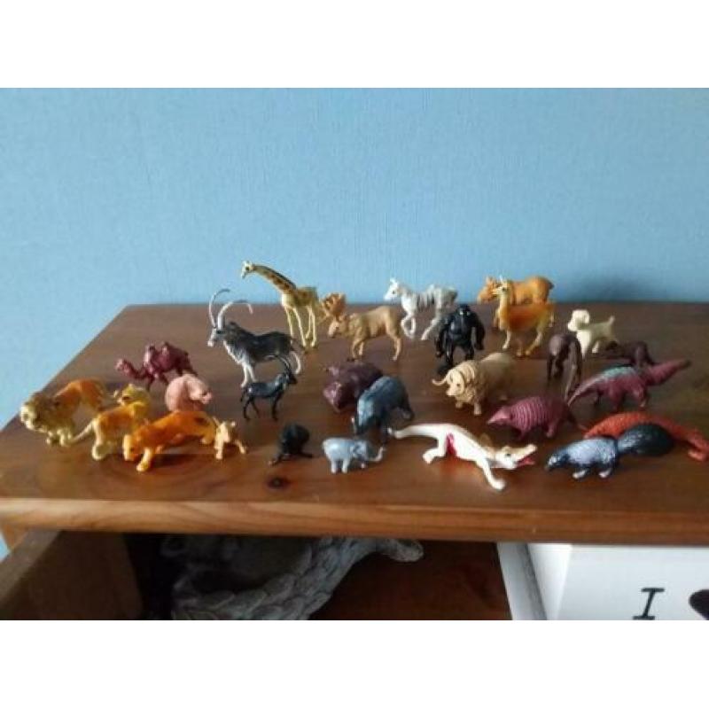 Oude verzameling wilde dieren. giraf is 6 cm
