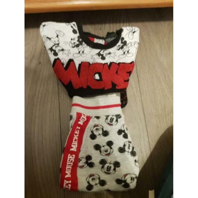 Volle doos baby kleding incl zwitsal producten