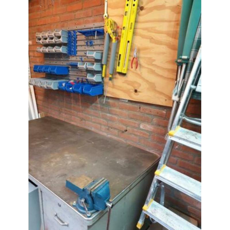 Werkbank met laden + bankschroef