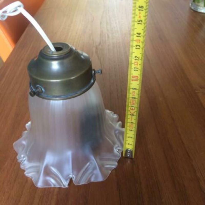 Brocante hanglampje van bewerkt mat glas
