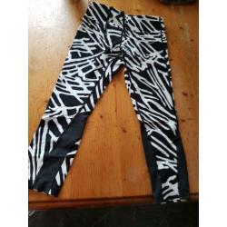 Nike nieuwe 3/4 broek maat S zwart wit
