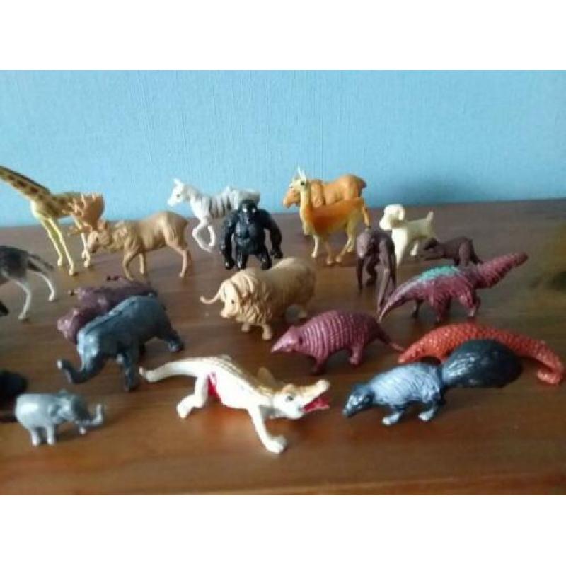 Oude verzameling wilde dieren. giraf is 6 cm