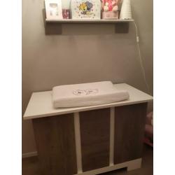 In zeer nette staat commode en ledikant.