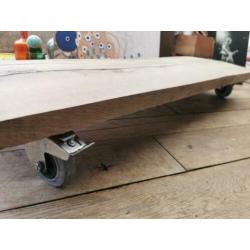 Mooi ! Stoere boomstam tafel industrieel, wielen beukenhout