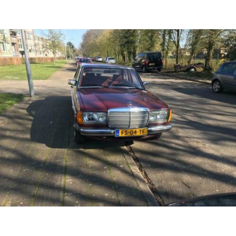 Mercedes 200-Serie 2.0 200 AUT 1980 Rood