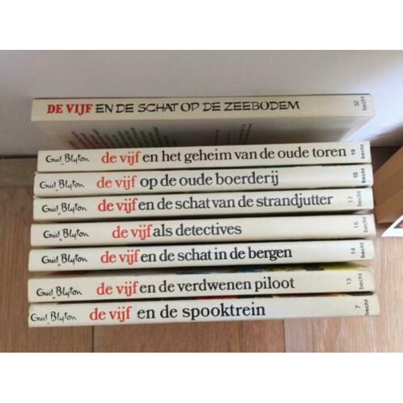 3 boeken EURO.5, 5 boeken Bob Evers, 8 boeken De Vijf