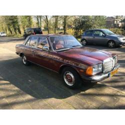Mercedes 200-Serie 2.0 200 AUT 1980 Rood