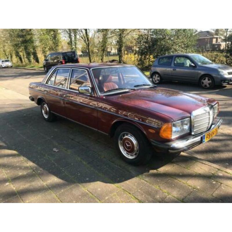 Mercedes 200-Serie 2.0 200 AUT 1980 Rood