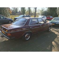 Mercedes 200-Serie 2.0 200 AUT 1980 Rood