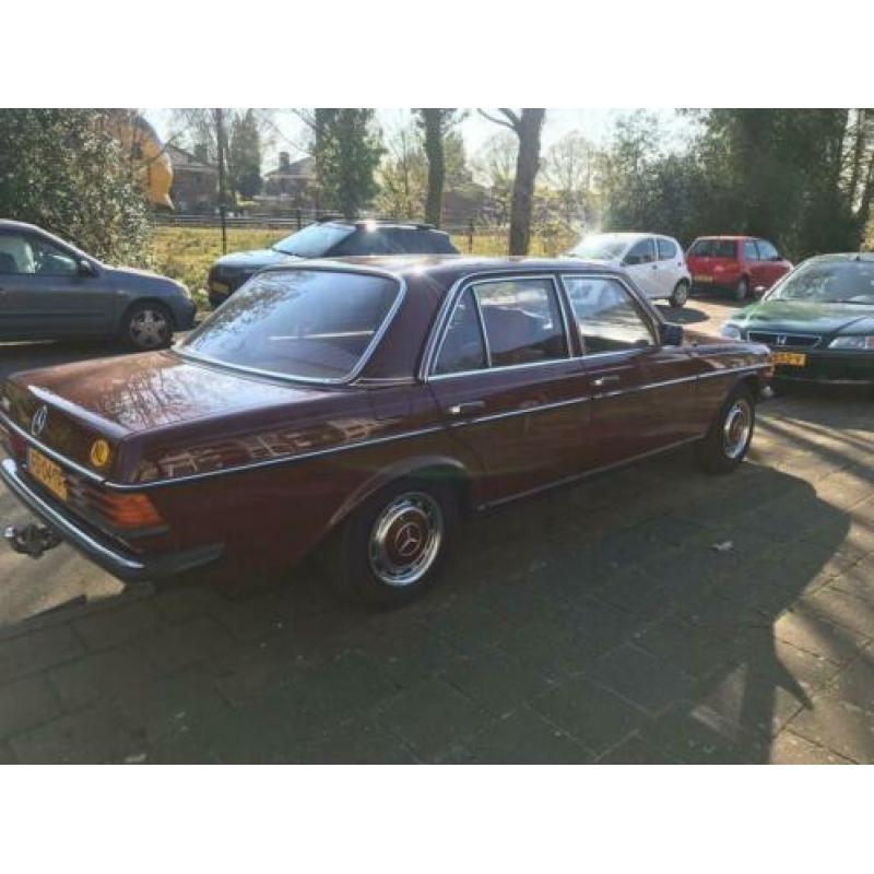 Mercedes 200-Serie 2.0 200 AUT 1980 Rood