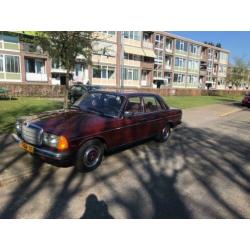 Mercedes 200-Serie 2.0 200 AUT 1980 Rood