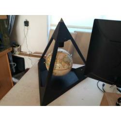Vrij draaiende wereldbol piramide met lichtjes
