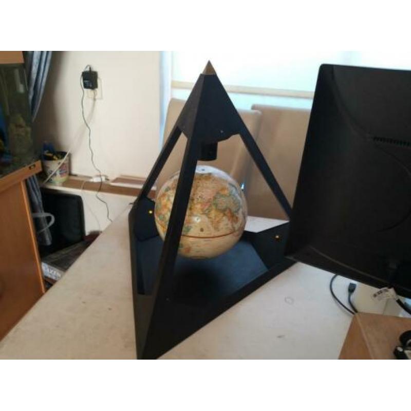 Vrij draaiende wereldbol piramide met lichtjes