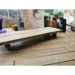 Mooi ! Stoere boomstam tafel industrieel, wielen beukenhout